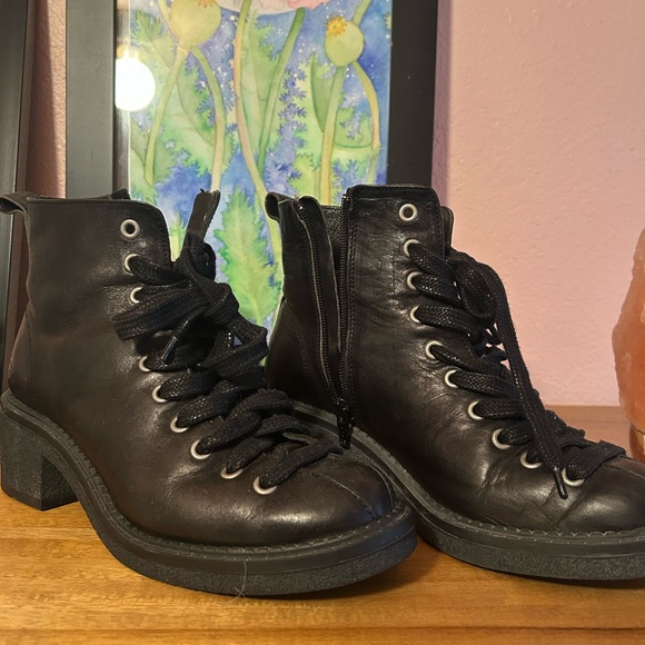John Fluevog Slacker Wanderer boots - Picture 4 of 4